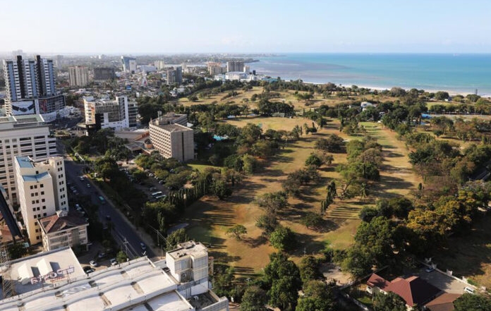 Vista aérea de Dar es Salaam, Tanzânia, com área urbana, parque e Oceano Índico
