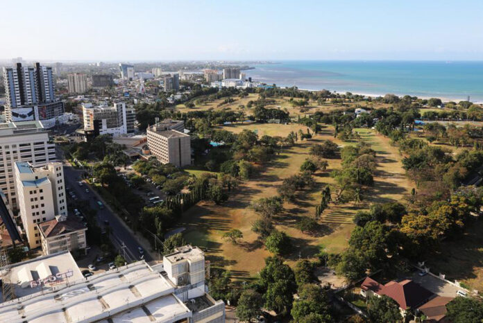 Vista aérea de Dar es Salaam, Tanzânia, com área urbana, parque e Oceano Índico